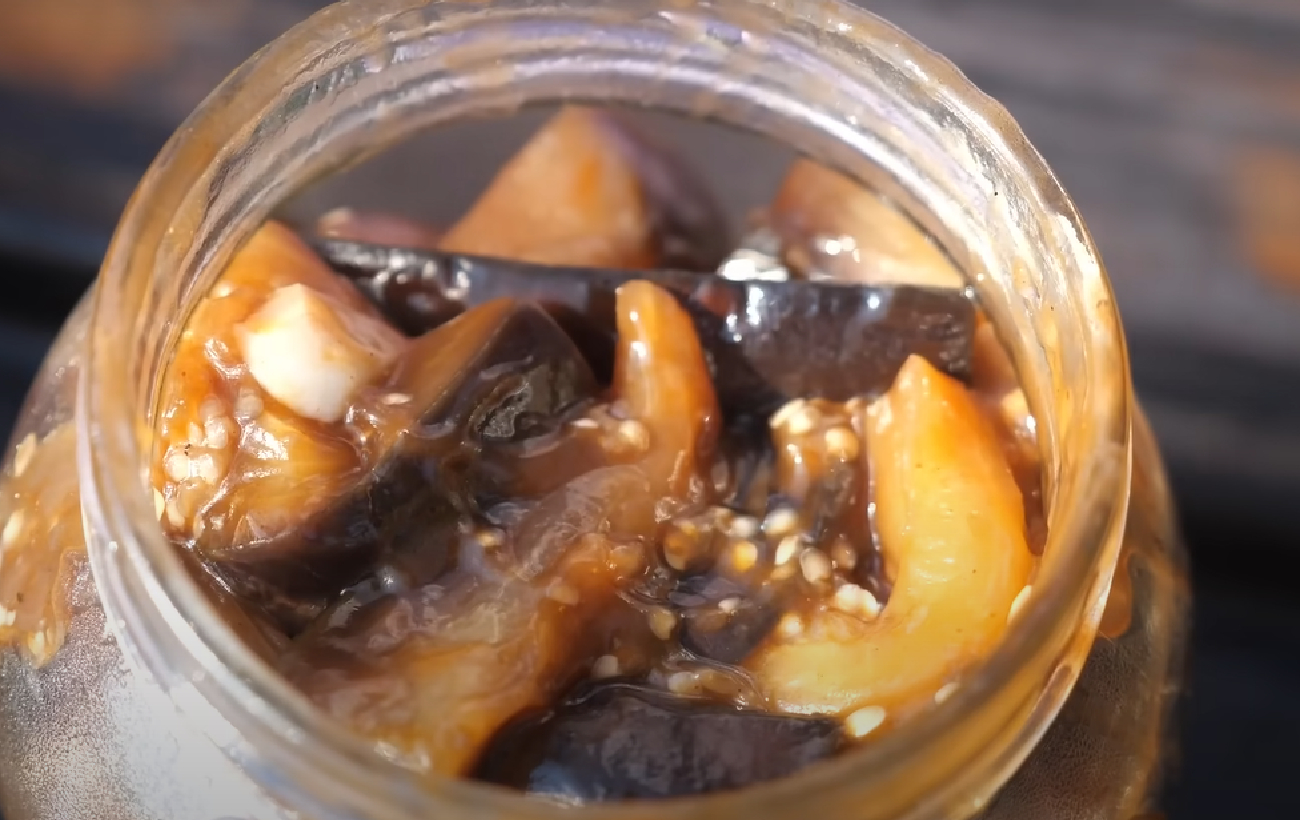 Консервовані баклажани в гострому соусі: 2 способи приготувати смачну закуску на зиму